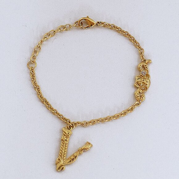 NWOT Gold Finished Chain Bracelet With V Pendant - Picture 3 of 5